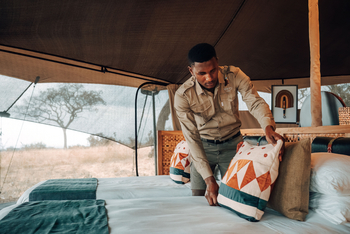 Wayo Serengeti Green Camp: Bett herrichten für Gäste