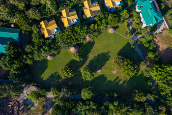 Aahana The Corbett Wilderness: Gazebos auf dem Rasen