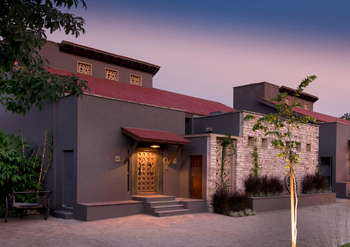 Aramness Aramness: Holztür zu einem Kothi