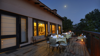 Denwa Backwater Escape: Deck im Mondschein