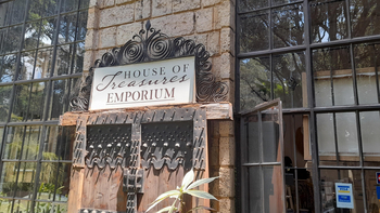 Giraffe Manor: House of Treasures