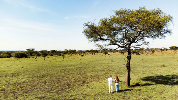 Ikoma Tented Camp: Zwei Gäste unter Akazie am Tag