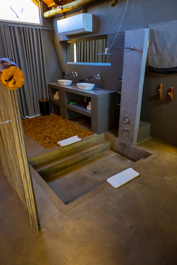 Naankuse Lodge: Dusche und Bad