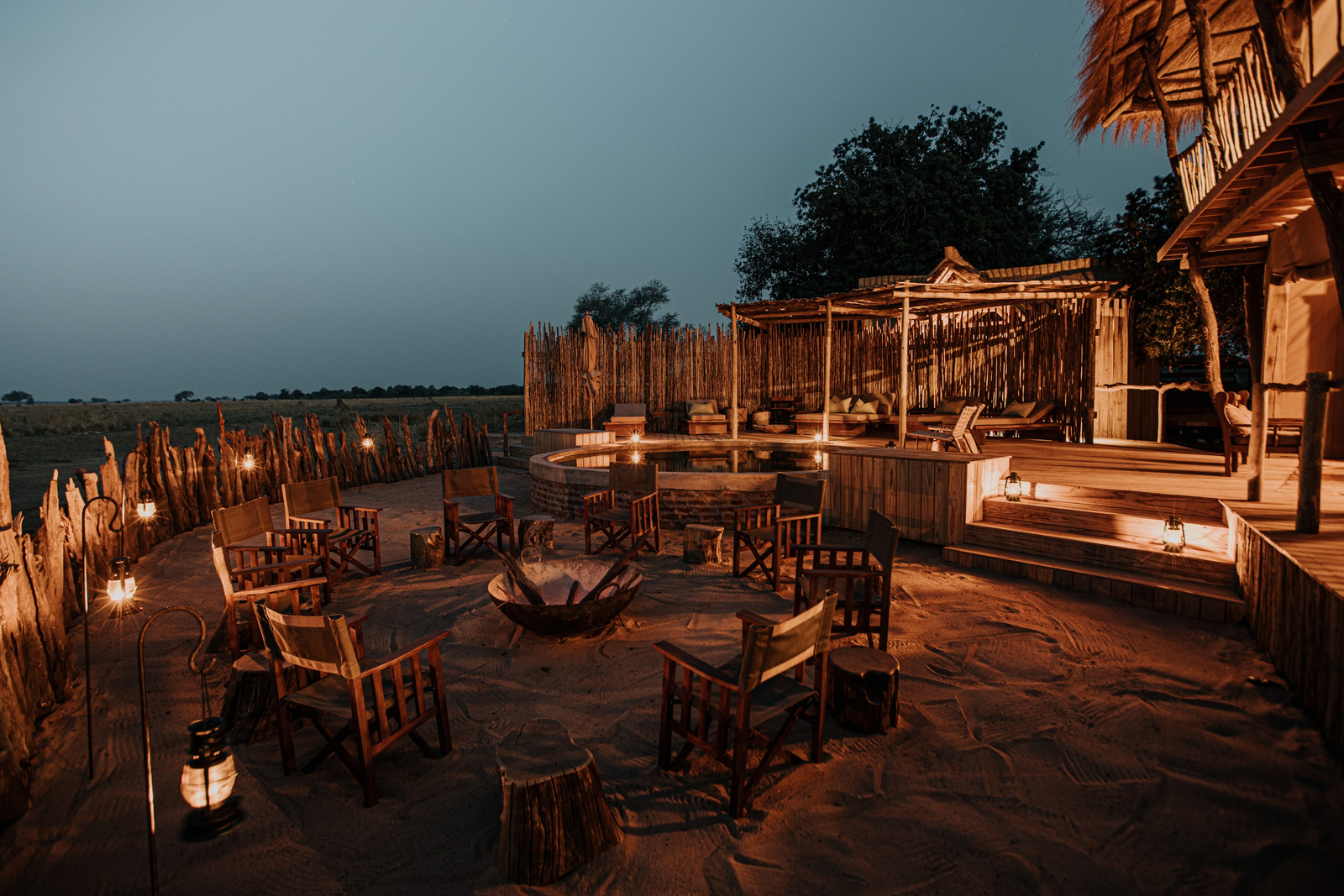 Nyamatusi Mahogany Camp Nyamatusi Mahogany Camp: Außenbereich beleuchtet