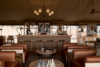 Out of Africa Legend by Laba Explorer: Bar im Gemeinschaftszelt