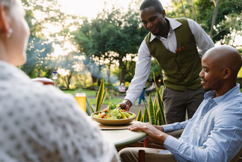 Rivertrees Country Inn: Essen wird serviert