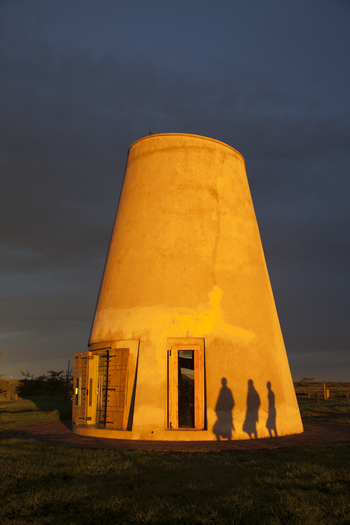 Segera Retreat: Weinkühlturm mit Masai-Schatten