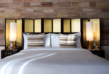 The Postcard Gir Wildlife Sanctuary: Bett mit Nachttischlampen