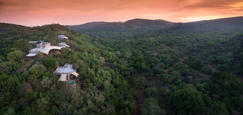 andBeyond Phinda Rock Lodge: Hügel-Camp mit Pool im Abendrot