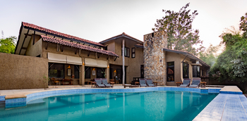 Kings Lodge: Swimming Pool mit Liegestühlen