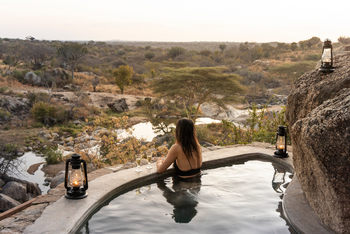 Legendary Mwiba Lodge: Jacuzzi mit Laternen