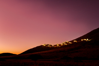 Moon Mountain Lodge: Lage am Hang