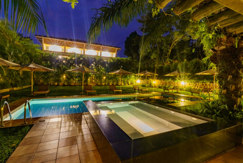 No. 5 Boutique Hotel: Garten bei Nacht