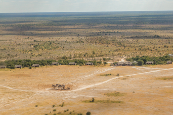 Nxai Pan Camp: Luftbild - Wasserloch vor dem Camp