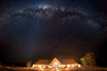 Nxai Pan Camp: Stern über dem Hauptgebäude