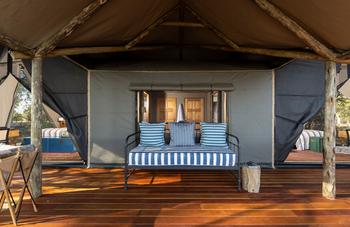 Shinde Footsteps Shinde Footsteps: Einfaches Sofa