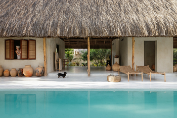 Sussurro: Sarah und Luca am Pool