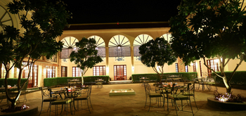 The Kipling Lodge: Tische im Hof