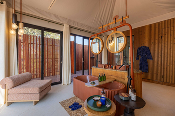 Anantara Tented Camp Kafue River: Badezimmer mit Terrakotta-Wanne und Hängespiegeln