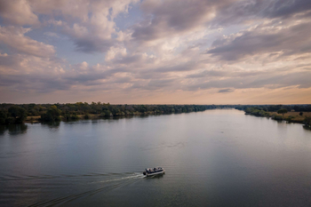 Anantara Tented Camp Kafue River: Bootssafari auf ruhigem Fluss bei Morgenlicht