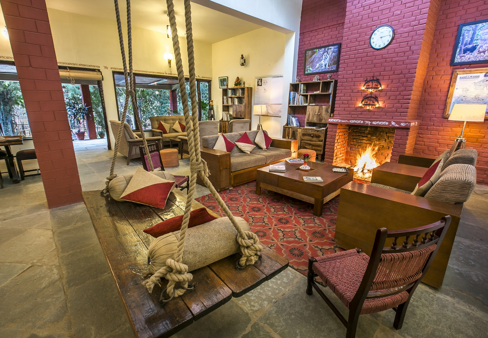 Bandhavgarh Jungle Lodge Bandhavgarh Jungle Lodge: Lounge mit Kamin