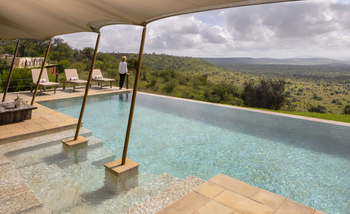 Elewana Lodo Springs: Infinity Pool mit Sonnenliegen