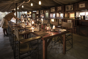 Meno A Kwena Camp Meno A Kwena Camp: Esstisch im Essbereich