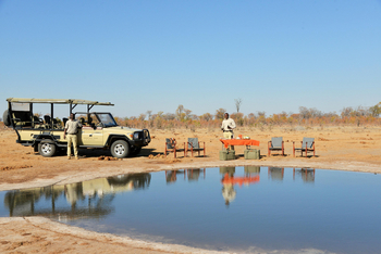 Nogatsaa Pans Chobe Lodge: Lunch am Wasserloch