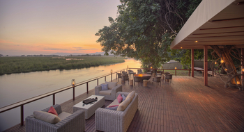 Sausage Tree Camp: Sitzgruppe auf dem Deck