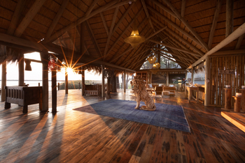 Sitatunga Private Island Camp: Löwenstatue Raummitte