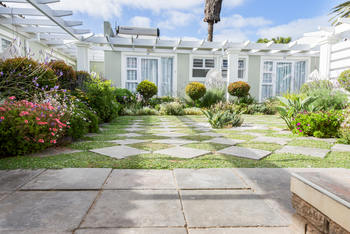 Swakopmund Guesthouse: Innenhof mit Garten